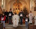 Bild: kro
Am zweiten Weihnachtsfeiertag wurden in Großkonreuth vier Ministranten verabschiedet. Unser Bild zeigt (von links) Pfarrgemeinderatssprecher Gerhard Kraus, Lena Kellner, Mesner Helmut Weidhas, Thomas Weidhas, Pfarrer Dr. Charles Ifemeje, Tim Scharnagl, Maria Kraus sowie Elias Bauer und Lucas Scharnagl.