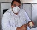 Bild: Bernhard Krebs/exb
PD Dr. Konstantinos Kafchitsas erklärt, wo der Schmerz seinen Ausgang haben kann.