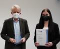 Bild: Elisabeth Manner, emz
Geschäftsführer Thomas Hanauer mit Preisträgerin Carina Raab.