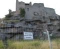 Bild: tss
Der Turm der Burgruine Flossenbürg ist weiterhin gesperrt. Der Bauzaun bleibt auch über den Winter stehen.