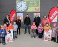 Bild: bph
An freudestrahlende Kinder und deren Kindergartenleiterinnen Silke Pfab (St. Marien, links) und Julia Scheibl (St. Angelus, rechts), überreichten Rewe-Marktleiter Ferdinand Mihl (Bildmitte) und Marktmanagerin Anja Rehorz (Zweite von links) neben der Spende je einen Verkaufsladen für die Spielecke.