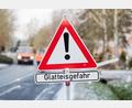 Symbolbild: Julian Stratenschulte/dpa
Die Straßen waren von Montag auf Dienstag durch Blitzeis erneut spiegelglatt.