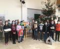 Bild: Mittelschule Waldsassen/exb
Kinder der Klasse 6GTKa mit Klassenleiter Benedict Grüner vor dem Bescherungstisch für das Tierheim.