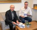 Bild: Alfred Haertl/exb
Alfred Härtl (links) und Hermann Falk mit dem neuen Kalender.