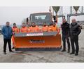 Bild: bö
17 000 Euro kostete das Weihnachtsgeschenk für den Bauhof in Schmidmühlen (von links) Bürgermeister Peter Braun, Peter Siedler, Dieter Baumer, Christian Lautenschlager, Manuel Müller, Daniel Wolfsteiner, Michael Schuierer von Landtechnik Schuierer und Anton Gut von der Firms Hydrac.
