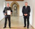 Bild: Christine Hollederer
Die Feuerwehr hat im Leben von Karl Luber (links) einen hohen Stellenwert. Für 40 Jahre aktiven Dienst händigte Landrat Richard Reisinger ihm das Ehrenzeichen in Gold aus.