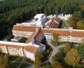 Archivbild: Klinik Lindenlohe/exb
Die Klinik Lindenlohe am Stadtrand von Schwandorf, hier eine Luftaufnahme, hat seit dieser Woche die Aufgabe übernommen, als Abschlussklinik tätig zu sein