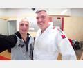 Bild: Markus Grohmann/exb
Als erster gratulierte Trainer Markus Grohmann (links) Frank Küspert zum Grünen Gürtel.