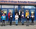 Bild: Maresa Hottner/exb 
Im Rahmen des bundesweiten Vorlesewettbewerbs der sechsten Klassen setzte sich Louisa Mueseta (vorne, 3.v.l.) beim diesjährigen Schulentscheid des JAS-Gymnasiums Nabburg durch. Mit ihr freuten sich die Finalistinnen Jamila Ederer, Emma Reger, Annika Aumeier, Jonas Schwarz und Mina Wilfahrt über tolle Buchpreise (vorne, v.l.n.r.). Schulleiter OStD Christian Schwab (Mitte) gratulierte gemeinsam mit der Organisatorin OStRin Maresa Hottner und den Jurorinnen Andrea Forster, Irene Ehemann und Birgit Wilnauer (hinten, v.l.n.r.) zu dieser tollen Leistung.