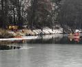 Bild: jma
Feuerwehr und Wasserwacht bemühen sich über fünf Stunden lang, um den Ölfilm auf dem Hirsch-Weiher zu beseitigen.