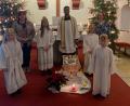Bild: mez
Das Bild zeigt (von links) Lotta Stahl, Sibylle Polzin, Sophia Stelzl, Kaplan Justin Kischimbe, Thea und Anneluise Melzner und Heidi Braunreuther bei der Kindermette in der Herz-Jesu-Kirche.
