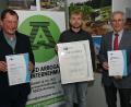Bild: gf
Tobias Apfelbacher (Mitte) erhielt die Urkunden von seinen Lehrherren Jürgen Arbogast (rechts) und Claus Arbogast (links).