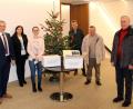 Bild: Fabian Polster/Landratsamt/exb
Landrat Roland Grillmeier, Oberregierungsrätin Regina Kestel, die Leiterin des Sozialamts Judith Sollfrank und Pressesprecher Walter Brucker bedanken sich bei DAGA-Schriftführer Hermann Marherr und DAGA-Präsident Helmuth Wächter (von links) für die Hilfsaktion.