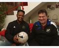 Bild: mr
Nasir Omer (links) und FSV-Spielleiter Jürgen Rieger: Für den jungen Afrikaner beduetet Fußball so viel, beim FSV Tirschenreuth hat er seine Heimat gefunden.