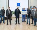 Bild: Michael Vogl/exb
Die beiden Spender Heiner Duscher und Maximilian Baumgärtner (Zweiter und Dritter von links) wurden bei der Spendenübergabe von den Fördervereins-Vertretern Andreas Betzlbacher (links), Wolfgang Wack (Mitte), Andreas Wopperer (Dritter von rechts), Gabi Leichtl (Zweite von rechts) und dem stellvertretenden Krankenhaus-Geschäftsführer Michael Enzmann umrahmt.
