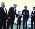Archivbild: lg
Erinnerungen an einen Oberviechtacher Ehrenbürger: Ministerpräsident Alfons Goppel im Gespräch mit Schülern am Einweihungstag des Ortenburg-Gymnasiums am 30. September 1966. Links der damalige Landrat Josef Zwick.