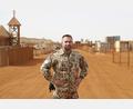 Bild: Bundeswehr/exb
Hauptmann Benjamin Lihring feierte Weihnachten bei über 30 Grad Celsius im Feldlager Gao in Mali. Ende Januar wird der Presseoffizier der Grenzlandkaserne Oberviechtach vom Einsatz aus Westafrika zurückerwartet.