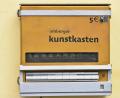 Bild: Stephan Huber
Der Kunstkasten in der Schiffgasse: Nach nur wenigen Tagen in Betrieb musste Achim Hüttner schon wieder nachfüllen, dabei hatte der Automat eine ganze Woche gar nicht funktioniert.