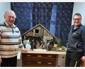 Bild: u
In seiner Freizeit gestaltet Günter Birner (rechts), Hausmeister im BRK-Seniorenheime St. Barbara, einen Krippenweg, hier mit Heimbeirat Rainer Ehbauer. Den Stall von Bethlehem, der bis vor kurzem im St.-Wolfgang-Kindergarten lagerte, hatte in den 1980er-Jahren sein Opa Hans Birner geschaffen. Die Kleider der Figuren hatten Schulschwestern gefertigt, die damals im Kindergarten tätig waren.