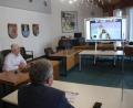 Archivbild: wro
Bereits Anfang des Jahres 2021 gab es in Wiesau eine virtuelle Sternsinger-Aktion. Auch Bürgermeister Toni Dutz und Geschäftsleiter Thomas Weiß (links im Bild) nutzten das Angebot auf einem großen Bildschirm im Rathaus.