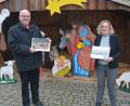 Bild: jr
In einer Auflage von 100 Exemplaren ist der Jahreskalender 2022 für Bad Neualbenreuth-Sibyllenbad erschienen. Zu kaufen gibt es ihn für fünf Euro in der Gäste-Information. Im Bild deren Leiterin Ursula Stingl mit Bürgermeister Klaus Meyer vor der großen Krippe in der Bädergemeinde.