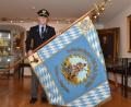 Bild: exb
Peter Ertl, der jetzige Vorsitzende, mit der historischen Vereinsfahne von 1914. Sie ist im Stadtmuseum untergebracht.