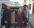 Bild: exb
Marco Wisnet, Hausmeister des Ernst-Naegelsbach-Haus und Yvonne Rösel von pro Su-Ro beim Verladen der vielen Geschenke.