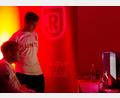 Bild: SSV Jahn Regensburg
Sven Kopp (sitzend) in Aktion an der Konsole, Leon Kipry als Beobachter und Tippgeber: Die beiden Fußballer der SpVgg SV Weiden zocken in ihrer Freizeit in der "Virtual Bundesliga" für den SSV Jahn Regensburg.