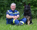 Bild: THW Sulzbach-Rosenberg
Horst Ott, Gruppenführer in der Suchhundestaffel des Sulzbach-Rosenberger THW, hier mit Hündin Vlinder, war im Oktober an der Suche nach der vermissten Julia im tschechischen Grenzgebiet beteiligt. Der Einsatz ging ihm lange nach.