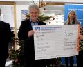 Bild: le
Im Namen aller beschenkten Vereine und Institutionen dankte Bürgermeister Robert Lindner (Zweiter von links) der Volksbank mit Geschäftsstellenleiter Lothar Kurz, Lisa-Maria Stadler und Birgit Käß von links) für die Spenden .