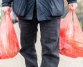 Bild: Sebastian Gollnow/dpa
Ab dem 1. Januar dürfen an Ladenkassen keine Einkaufstüten aus Plastik mehr angeboten werden. Es geht um die sogenannten leichten Kunststofftragetaschen.