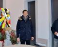 Bild: Thomas Dobler
Pfarrer Michael Hoch (links) und Künstler Dominik Schleicher (rechts) mit dem Kunstwerk von Norbert Bisky, das die nächsten Wochen in der Kapelle in Knölling zu sehen sein wird.