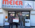 Bild: Anette Meier/exb
Herbert Putzer freut sich über die Spende von Bauelemente Meier, die Annalena Zenger und Christoph Meier (von links) überreichen.