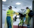 Symbolbild: Fabian Strauch/dpa
Die Besatzung eines Krankenwagens bringt einen Covid-19-Patienten in ein Krankenhaus.