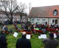 Bild: njn
Hinter der Martin-Luther-Kirche feierte die evangelische Kirchengemeinde mit Pfarrer Manuel Sauer die Christvesper als Freiluftgottesdienst.