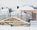 Symbolbild:  Andrea Warnecke/dpa
Nicht immer muss der Hausbau bei schlechter Witterung im Winter stoppen. Aber tiefe Minusgrade können Auswirkungen auf die Baustoffe haben.