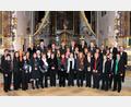 Archivbild: nid
Der Kirchenchor Oberviechtach präsentiert sich nach dem Benefizkonzert am 26. April 2008 zum Gruppenfoto. Chorleiter Paulinus Lesser (rechts, zweite Reihe) stand der Sangesgemeinschaft 35 Jahre lang vor.