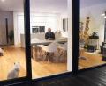 Bild: Gabi Schönberger
Die beiden Katzen gibt es wirklich, sie sind nicht virtuell. Im Schirmitzer Smart Home scheinen sie sich wohl zu fühlen. Die Bewegungsmelder im Raum sind so eingestellt, dass sie nachts das Licht nicht einschalten, wenn die Vierbeiner umherschleichen.