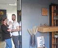 Bild: Gabi Schönberger
Sabrina und René Lang, hier mit Töchterchen Leonie, wohnen seit zwei Jahren in einem Neubau in Weiden. In ihrem Instagram-Kanal "Eiche_Holz_Interior" zeigen sie ihren über 30.000 Abonnenten Einrichtungs-Ideen. An dieser Reichweite sind auch Sponsoren interessiert.