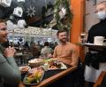 Bild: Stephan Huber
Wer im Café Zentral in Amberg ins neue Jahr feiern möchte, hat Pech. Die Geschäftsführung verzichtet auf die Chance, an Silvester länger als bis 22 Uhr geöffnet zu haben. Mehr noch: Der Laden schließt bereits um 13 Uhr.