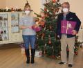 Bild: wro
Auf der Geschenkeliste von Bürgermeister Toni Dutz (rechts) stand heuer das „Haus Steinwaldblick“ in Wiesau. Links im Bild Pflegedienstleiterin Linda Zeitler.