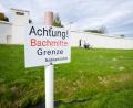 Bild: Nicolas Armer
Ein Schild mit der Aufschrift „Achtung! Bachmitte Grenze“ steht im Deutsch-Deutschen Museum.