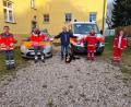 Bild: ffz
Thomas Rauch und Florian Eibl (von links) vor ihrem ins Alter gekommenen Einsatzwagen freuen sich genauso über das Geld wie Verena Wallner und Sabine Wittmann.