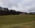Bild: fla
Hinter der bestehenden Halle der Firma Holzbau Riedl soll eine weitere errichtet werden.