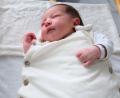 Bild: Klinikum/Dietl/exb
Sarina-Finja ist 51 Zentimeter groß und bringt 3480 Gramm auf die Waage. Das Wichtigste: Das erste Baby an Silvester im Klinikum ist wie seine Mama wohlauf. Jetzt ist ausruhen angesagt für die beiden und den Papa – nicht nur im Bettchen, sondern im Familienzimmer mit viel Elternnähe.