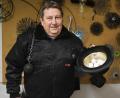Bild: Gabi Schönberger
Bei den Landwirten war es üblich und ist es zum Teil auch noch, dem Kaminkehrer zum Dank für seinen Besuch, Eier in den Zylinder zu legen. Zum Abschied aus dem Berufsleben zeigt der langjährige Neustädter Bezirksschornsteinfeger Hans Blecha noch einmal den Trick, wie er den Hut samt Eiern auf den Kopf setzt.