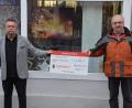Bild: doj
Friseurmeister Günther Schönberger (links) überrascht kurz vor dem Jahreswechsel Herbert Putzer von der Kinderkrebshilfe mit einem Spendenscheck in Höhe von 6881,35 Euro. Damit kann wieder vielen krebs- und schwerstkranken Kindern geholfen werden.