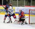 Bild: Roland Rappel
Die Blue Devils gewannen am Sonntag beim Deggendorfer SC mit 3:2. Das Bild zeigt Dennis Palka (weißes Trikot) vor dem Kasten von DSC-Goalie Timo Pielmeier, links Thomas Pielmeier.