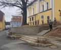 Bild: gi
Die Moosbacher Böllerschützen schießen am Marktplatz das neue Jahr an.