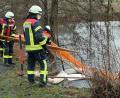 Bild: fks
Am Mittwochvormittag errichtete die Feuerwehr Neusorg eine neue Ölsperre. Die zuvor errichtete Sperre wurde von Hochwasser zerstört.